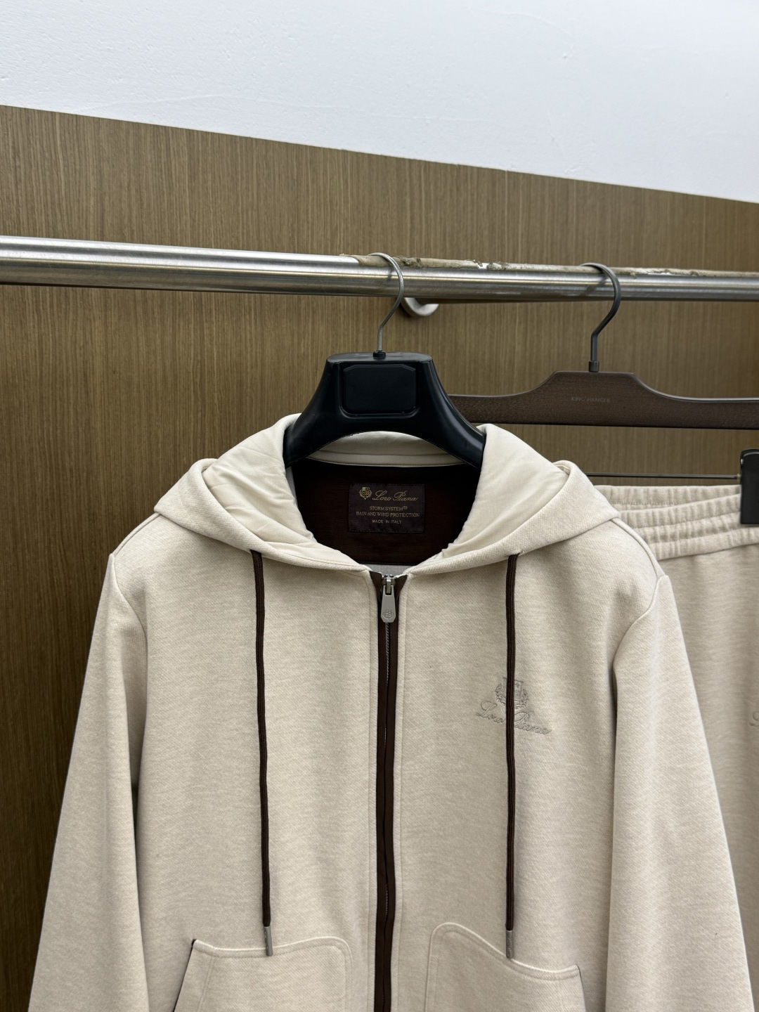 秋冬/套 Loro piana 🔥🔥高端品质 2026秋冬新款休闲时尚套装 顶级品质 定制顶级面料 秀场新品‼品相非常 秋冬/套 Loro piana 🔥🔥高端品质 2026秋冬新款休闲时尚套装 顶级品质 定制顶级面料 秀场新品‼品相非常