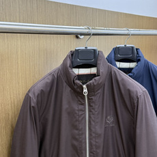 秋冬 Loro Piana 🔥官网新款小立领羽绒服|商务老钱风典范 甄选90白鹅绒填充,轻盈锁温不臃肿小立领版型,利落简 秋冬 Loro Piana 🔥官网新款小立领羽绒服|商务老钱风典范 甄选90白鹅绒填充,轻盈锁温不臃肿小立领版型,利落简