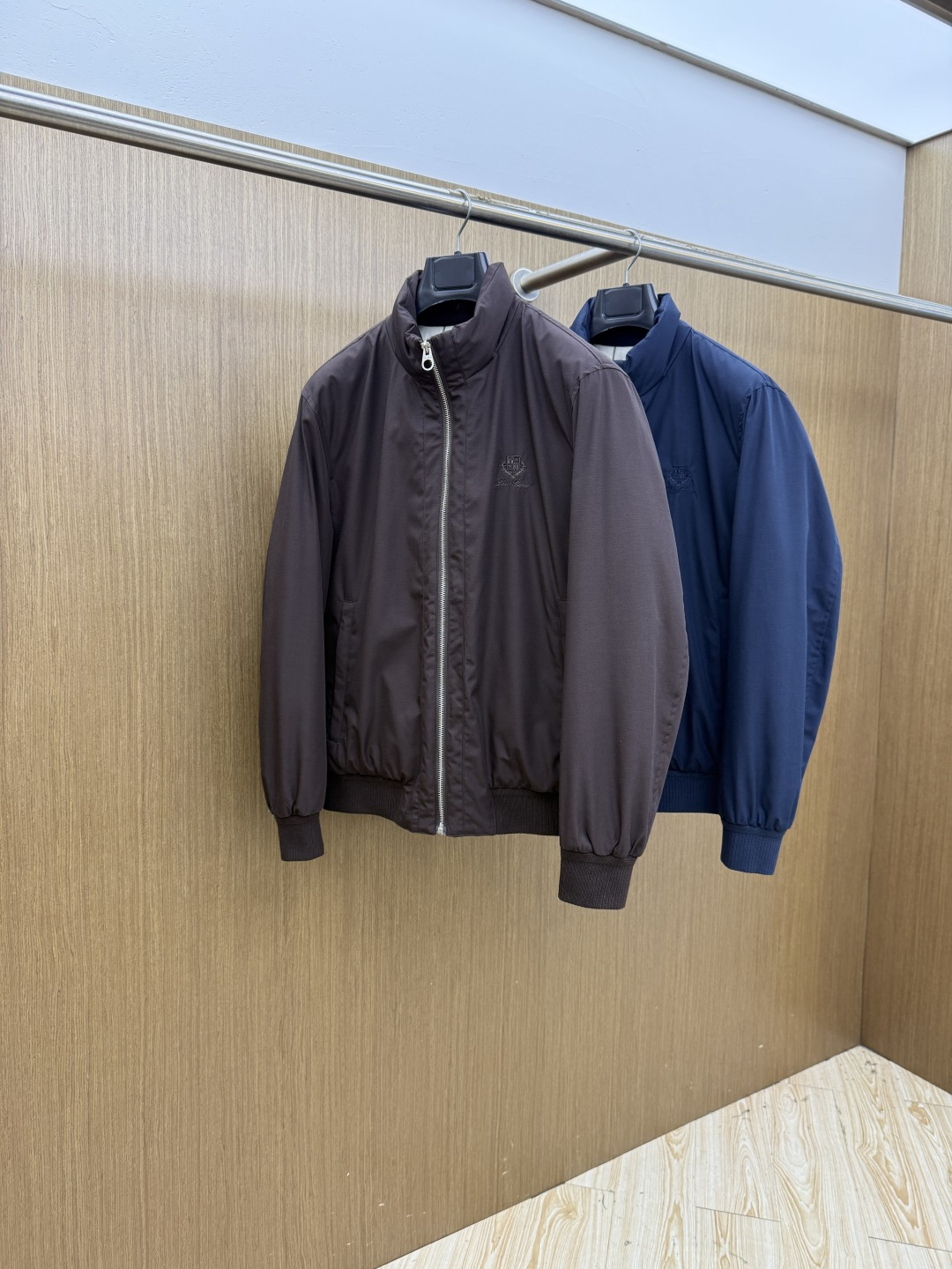 秋冬 Loro Piana 🔥官网新款小立领羽绒服｜商务老钱风典范 甄选90白鹅绒填充，轻盈锁温不臃肿小立领版型，利落简