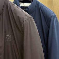 秋冬 Loro Piana 🔥官网新款小立领羽绒服|商务老钱风典范 甄选90白鹅绒填充,轻盈锁温不臃肿小立领版型,利落简 秋冬 Loro Piana 🔥官网新款小立领羽绒服|商务老钱风典范 甄选90白鹅绒填充,轻盈锁温不臃肿小立领版型,利落简