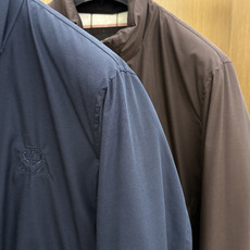 秋冬 Loro Piana 🔥官网新款小立领羽绒服|商务老钱风典范 甄选90白鹅绒填充,轻盈锁温不臃肿小立领版型,利落简 秋冬 Loro Piana 🔥官网新款小立领羽绒服|商务老钱风典范 甄选90白鹅绒填充,轻盈锁温不臃肿小立领版型,利落简