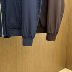 秋冬 Loro Piana 🔥官网新款小立领羽绒服|商务老钱风典范 甄选90白鹅绒填充,轻盈锁温不臃肿小立领版型,利落简 秋冬 Loro Piana 🔥官网新款小立领羽绒服|商务老钱风典范 甄选90白鹅绒填充,轻盈锁温不臃肿小立领版型,利落简