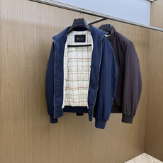 秋冬 Loro Piana 🔥官网新款小立领羽绒服|商务老钱风典范 甄选90白鹅绒填充,轻盈锁温不臃肿小立领版型,利落简 秋冬 Loro Piana 🔥官网新款小立领羽绒服|商务老钱风典范 甄选90白鹅绒填充,轻盈锁温不臃肿小立领版型,利落简