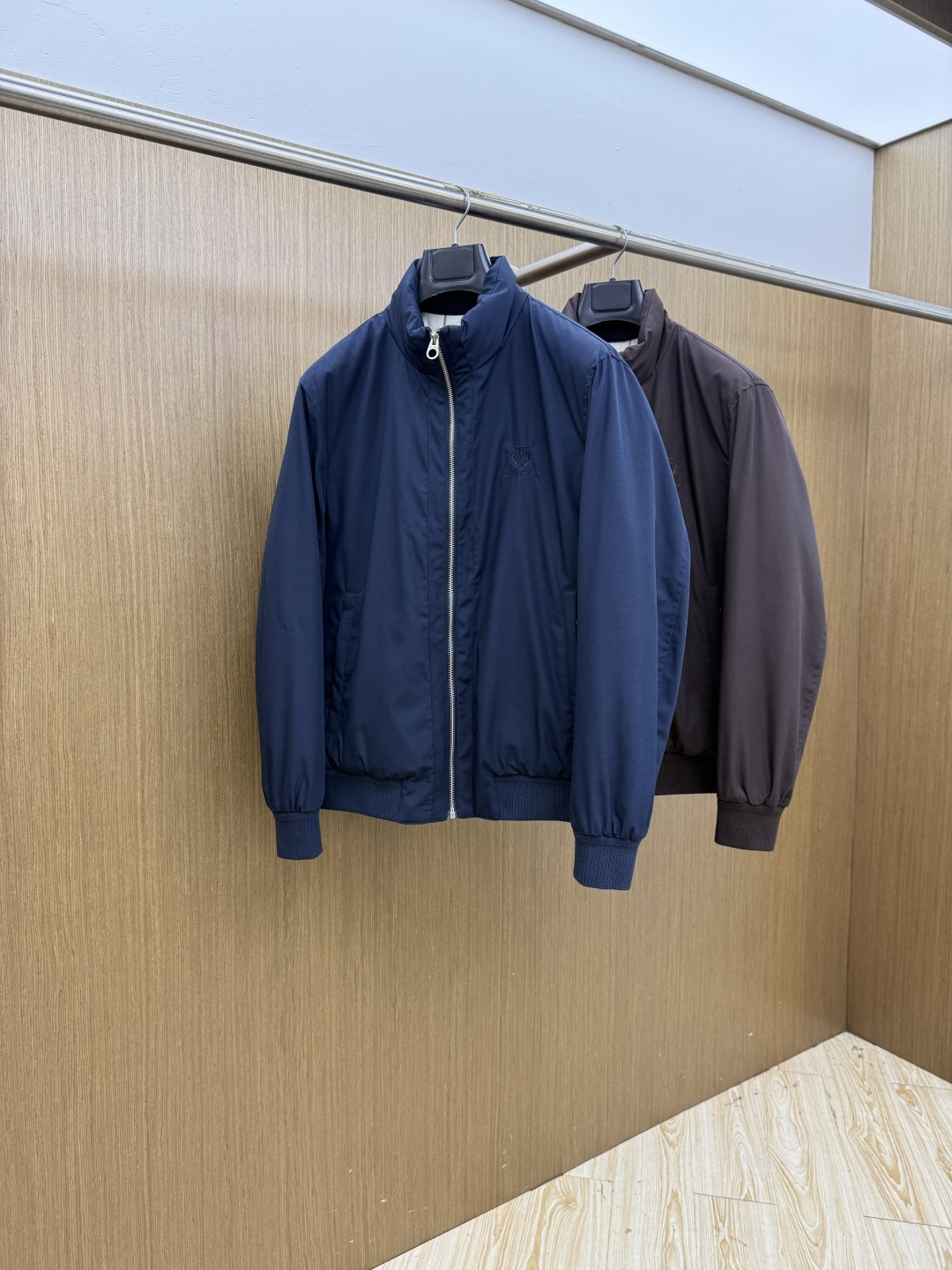 秋冬 Loro Piana 🔥官网新款小立领羽绒服｜商务老钱风典范 甄选90白鹅绒填充，轻盈锁温不臃肿小立领版型，利落简