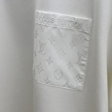 秋冬 LV 🔥秋冬圆领刺绣短袖T恤打底衫 元素性的Logo徽章凸显休闲时尚魅力,依然独领时尚风骚.内搭好伴侣… 客供高支 秋冬 LV 🔥秋冬圆领刺绣短袖T恤打底衫 元素性的Logo徽章凸显休闲时尚魅力,依然独领时尚风骚.内搭好伴侣… 客供高支