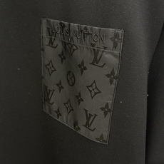 秋冬 LV 🔥秋冬圆领刺绣短袖T恤打底衫 元素性的Logo徽章凸显休闲时尚魅力,依然独领时尚风骚.内搭好伴侣… 客供高支 秋冬 LV 🔥秋冬圆领刺绣短袖T恤打底衫 元素性的Logo徽章凸显休闲时尚魅力,依然独领时尚风骚.内搭好伴侣… 客供高支