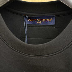 秋冬 LV 🔥秋冬圆领刺绣短袖T恤打底衫 元素性的Logo徽章凸显休闲时尚魅力,依然独领时尚风骚.内搭好伴侣… 客供高支 秋冬 LV 🔥秋冬圆领刺绣短袖T恤打底衫 元素性的Logo徽章凸显休闲时尚魅力,依然独领时尚风骚.内搭好伴侣… 客供高支
