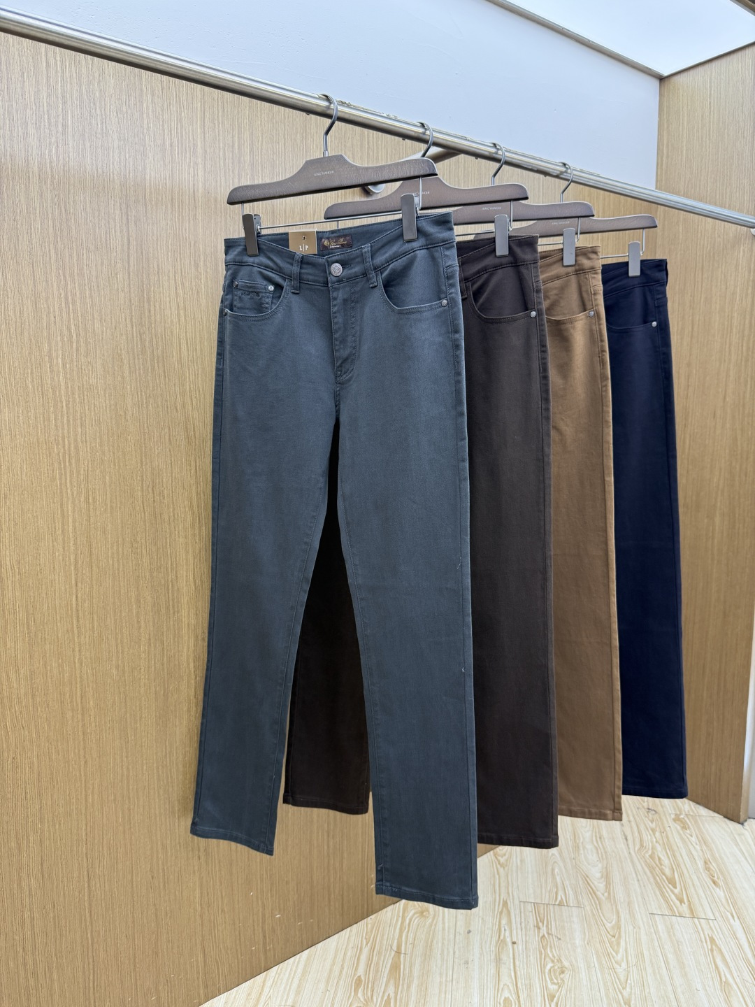 秋冬 Loro piana 🔥🔥高端定制 26秋冬新款男士休闲西裤 柜台同步发售 原版定制复刻 客供五金辅料 原单品质 秋冬 Loro piana 🔥🔥高端定制 26秋冬新款男士休闲西裤 柜台同步发售 原版定制复刻 客供五金辅料 原单品质