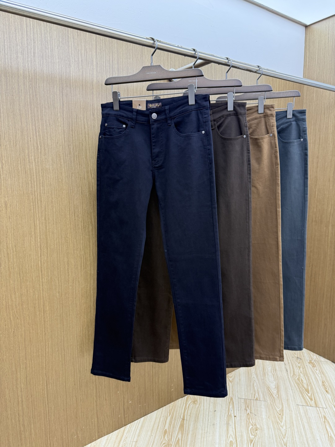 秋冬 Loro piana 🔥🔥高端定制 26秋冬新款男士休闲西裤 柜台同步发售 原版定制复刻 客供五金辅料 原单品质 秋冬 Loro piana 🔥🔥高端定制 26秋冬新款男士休闲西裤 柜台同步发售 原版定制复刻 客供五金辅料 原单品质