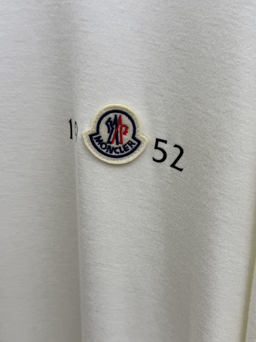 秋冬 Moncler26秋冬新款打底衫 Moncler这款打底衫精选成份:54%粘纤 28%腈纶 10%莱赛尔5 秋冬 Moncler26秋冬新款打底衫 Moncler这款打底衫精选成份:54%粘纤 28%腈纶 10%莱赛尔5