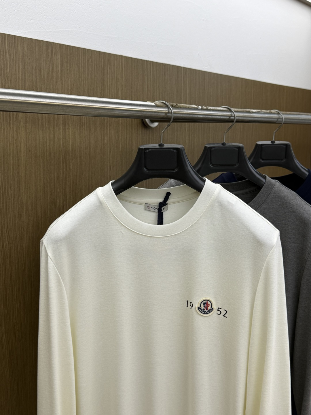 秋冬 Moncler26秋冬新款打底衫 Moncler这款打底衫精选成份:54%粘纤 28%腈纶 10%莱赛尔5 秋冬 Moncler26秋冬新款打底衫 Moncler这款打底衫精选成份:54%粘纤 28%腈纶 10%莱赛尔5
