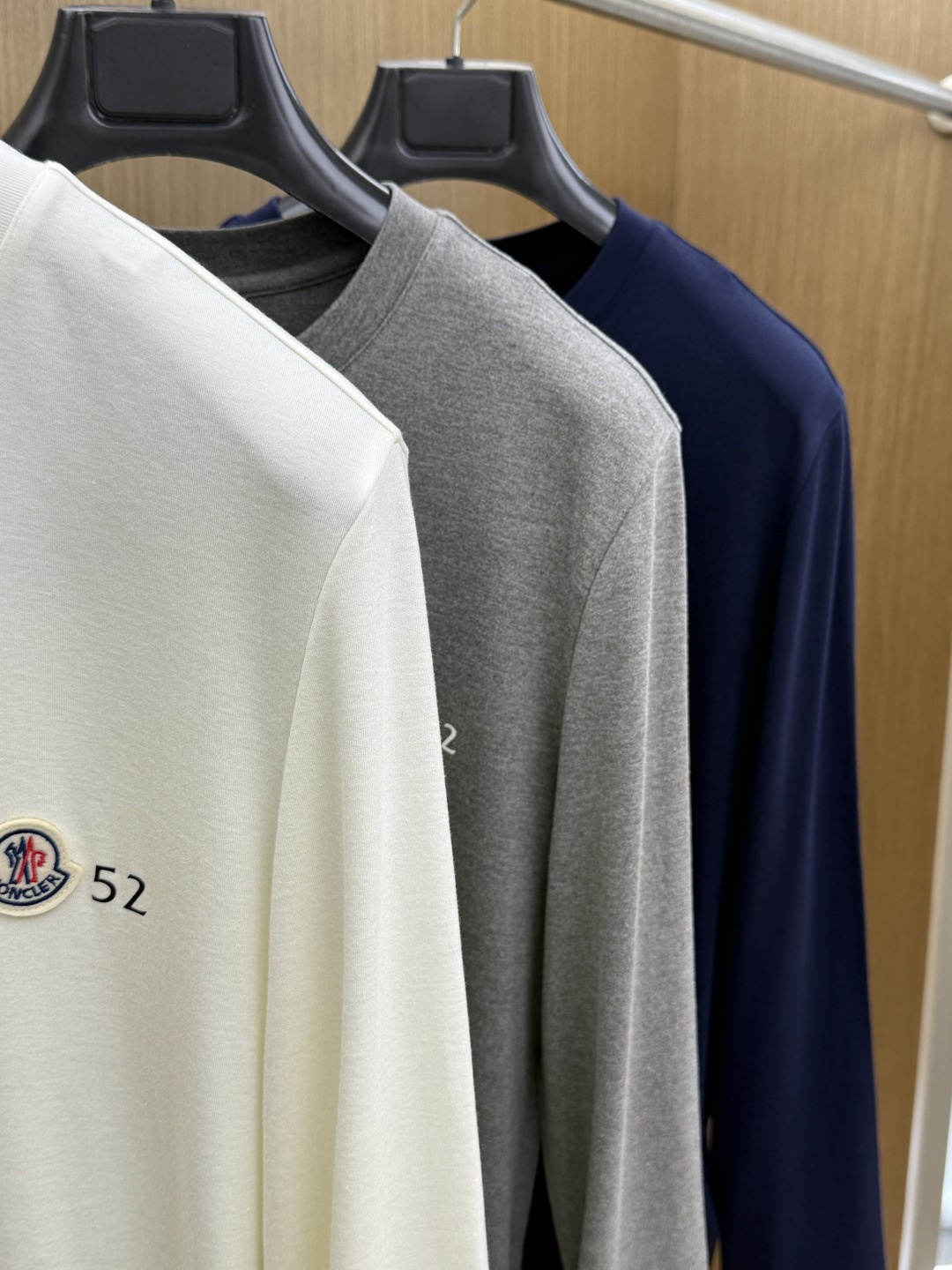 秋冬 Moncler26秋冬新款打底衫 Moncler这款打底衫精选成份:54%粘纤 28%腈纶 10%莱赛尔5 秋冬 Moncler26秋冬新款打底衫 Moncler这款打底衫精选成份:54%粘纤 28%腈纶 10%莱赛尔5