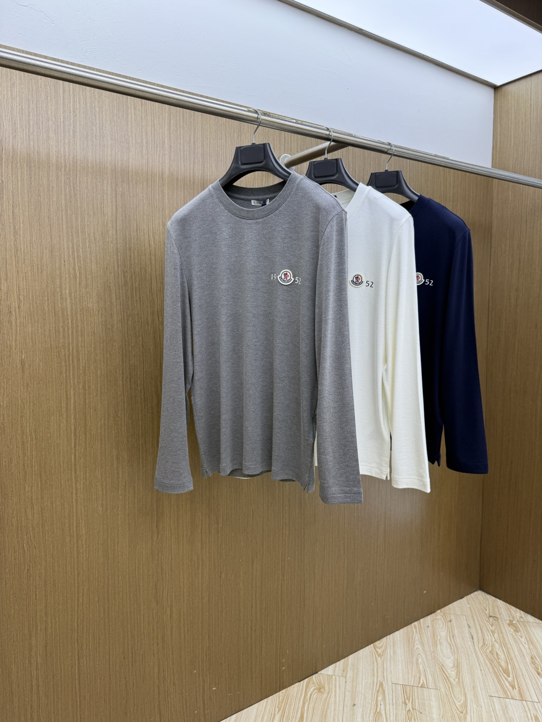 秋冬 Moncler26秋冬新款打底衫 Moncler这款打底衫精选成份:54%粘纤 28%腈纶 10%莱赛尔5 秋冬 Moncler26秋冬新款打底衫 Moncler这款打底衫精选成份:54%粘纤 28%腈纶 10%莱赛尔5
