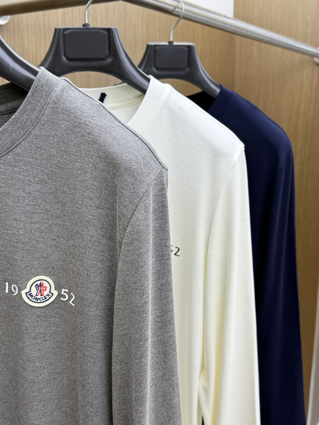 秋冬 Moncler26秋冬新款打底衫 Moncler这款打底衫精选成份:54%粘纤 28%腈纶 10%莱赛尔5 秋冬 Moncler26秋冬新款打底衫 Moncler这款打底衫精选成份:54%粘纤 28%腈纶 10%莱赛尔5