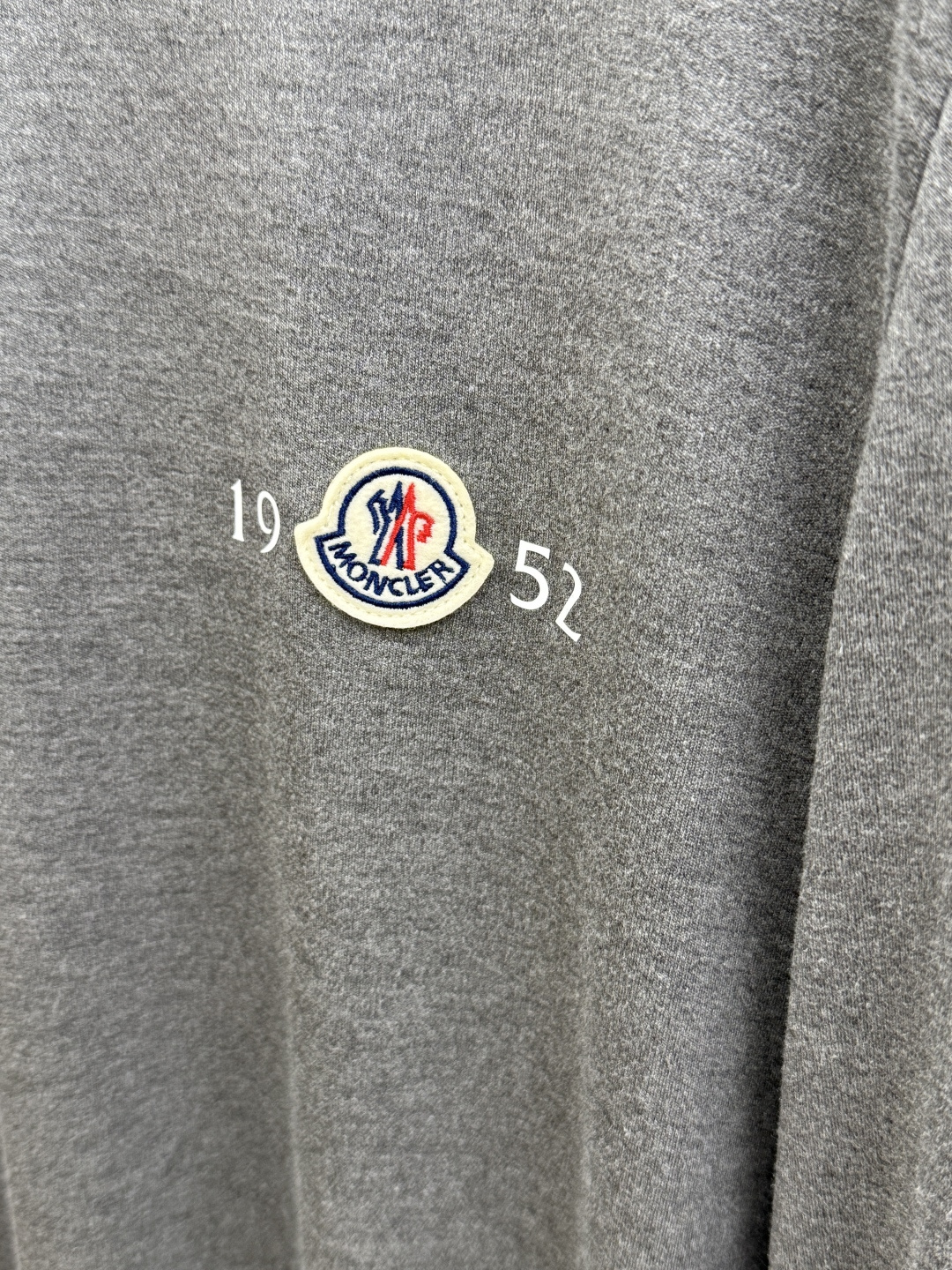 秋冬 Moncler26秋冬新款打底衫 Moncler这款打底衫精选成份:54%粘纤 28%腈纶 10%莱赛尔5 秋冬 Moncler26秋冬新款打底衫 Moncler这款打底衫精选成份:54%粘纤 28%腈纶 10%莱赛尔5