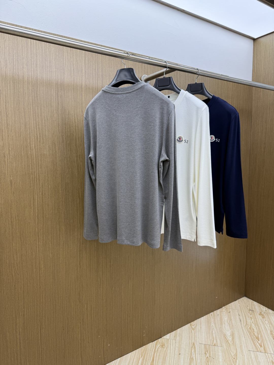 秋冬 Moncler26秋冬新款打底衫 Moncler这款打底衫精选成份:54%粘纤 28%腈纶 10%莱赛尔5 秋冬 Moncler26秋冬新款打底衫 Moncler这款打底衫精选成份:54%粘纤 28%腈纶 10%莱赛尔5