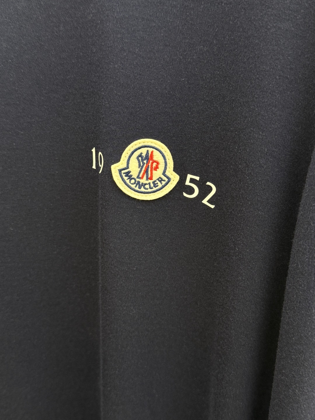 秋冬 Moncler26秋冬新款打底衫 Moncler这款打底衫精选成份:54%粘纤 28%腈纶 10%莱赛尔5 秋冬 Moncler26秋冬新款打底衫 Moncler这款打底衫精选成份:54%粘纤 28%腈纶 10%莱赛尔5