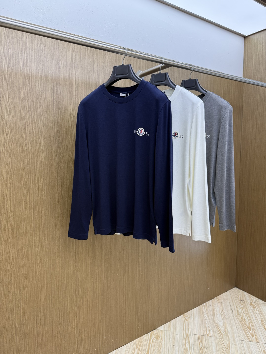 秋冬 Moncler26秋冬新款打底衫 Moncler这款打底衫精选成份:54%粘纤 28%腈纶 10%莱赛尔5 秋冬 Moncler26秋冬新款打底衫 Moncler这款打底衫精选成份:54%粘纤 28%腈纶 10%莱赛尔5