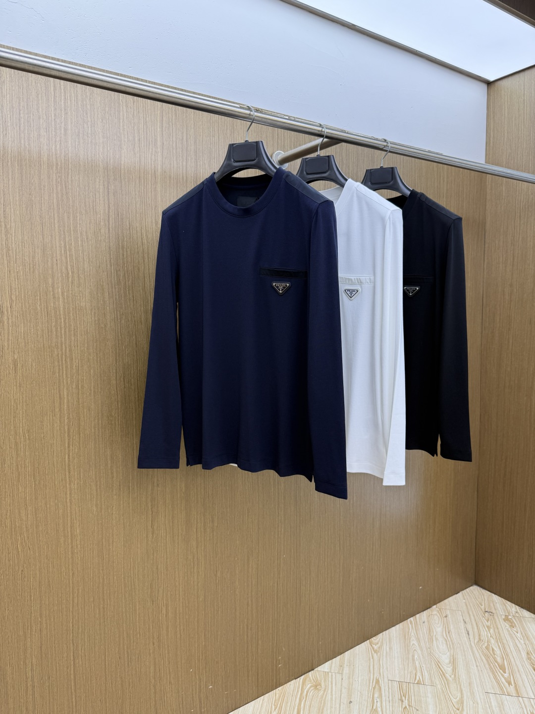 秋冬 Prada26秋冬爆款打底衫 Prada这款长袖精选46.8%莫代尔46.9%棉6.3%氨纶混纺面料,秋冬内 秋冬 Prada26秋冬爆款打底衫 Prada这款长袖精选46.8%莫代尔46.9%棉6.3%氨纶混纺面料,秋冬内