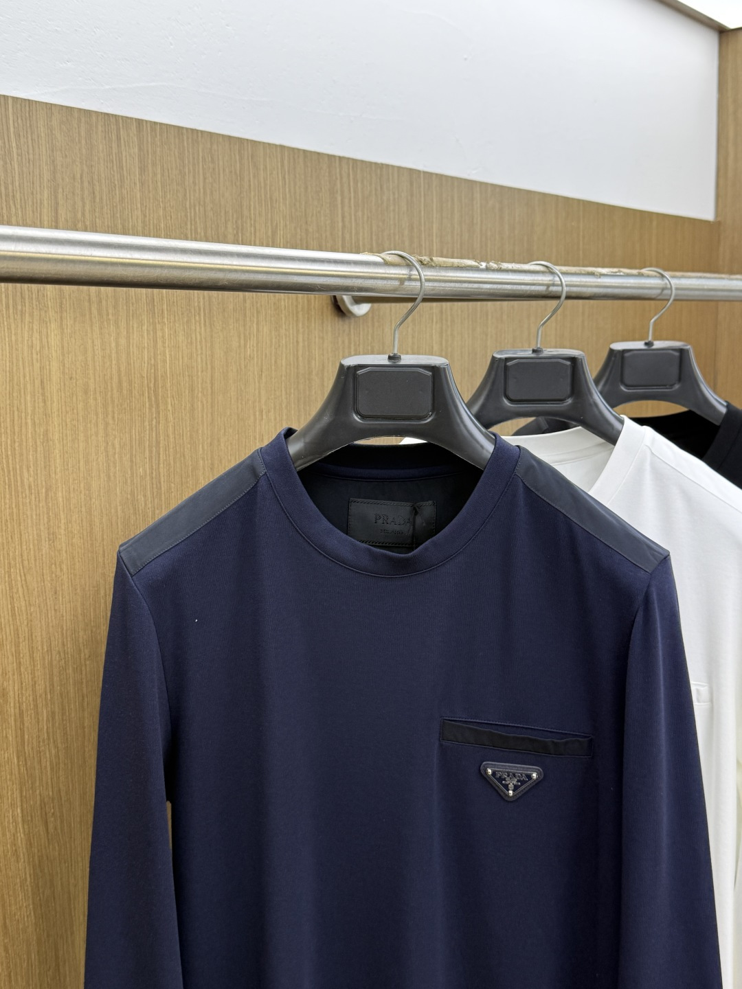 秋冬 Prada26秋冬爆款打底衫 Prada这款长袖精选46.8%莫代尔46.9%棉6.3%氨纶混纺面料,秋冬内 秋冬 Prada26秋冬爆款打底衫 Prada这款长袖精选46.8%莫代尔46.9%棉6.3%氨纶混纺面料,秋冬内