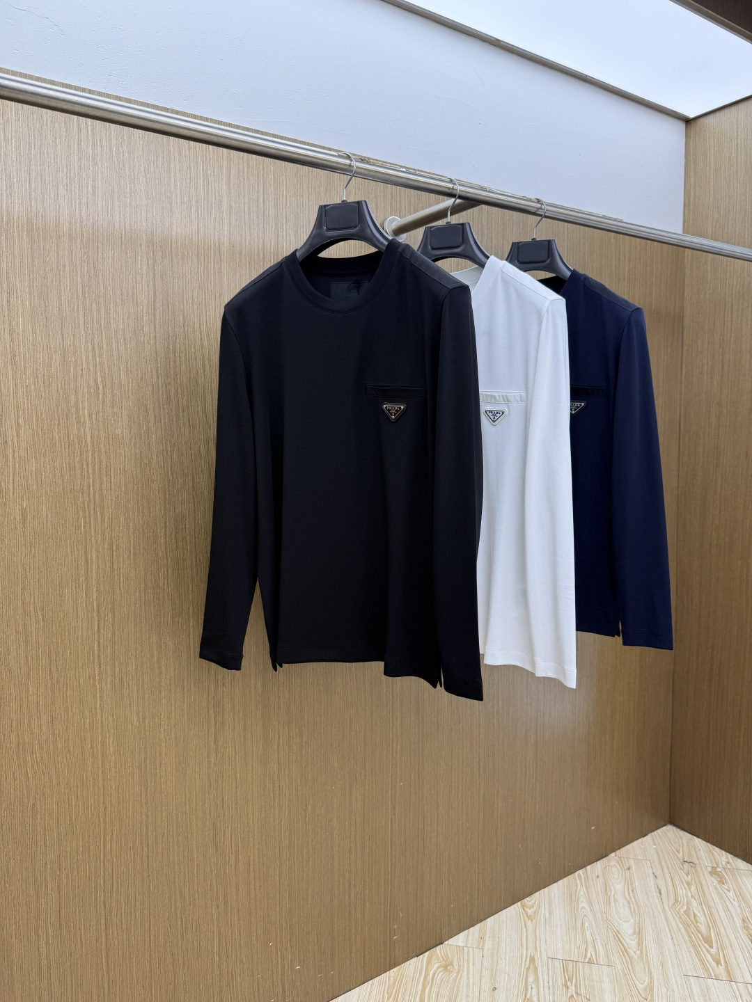 秋冬 Prada26秋冬爆款打底衫 Prada这款长袖精选46.8%莫代尔46.9%棉6.3%氨纶混纺面料,秋冬内 秋冬 Prada26秋冬爆款打底衫 Prada这款长袖精选46.8%莫代尔46.9%棉6.3%氨纶混纺面料,秋冬内