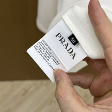 秋冬 Prada26秋冬爆款打底衫 Prada这款长袖精选46.8%莫代尔46.9%棉6.3%氨纶混纺面料,秋冬内 秋冬 Prada26秋冬爆款打底衫 Prada这款长袖精选46.8%莫代尔46.9%棉6.3%氨纶混纺面料,秋冬内
