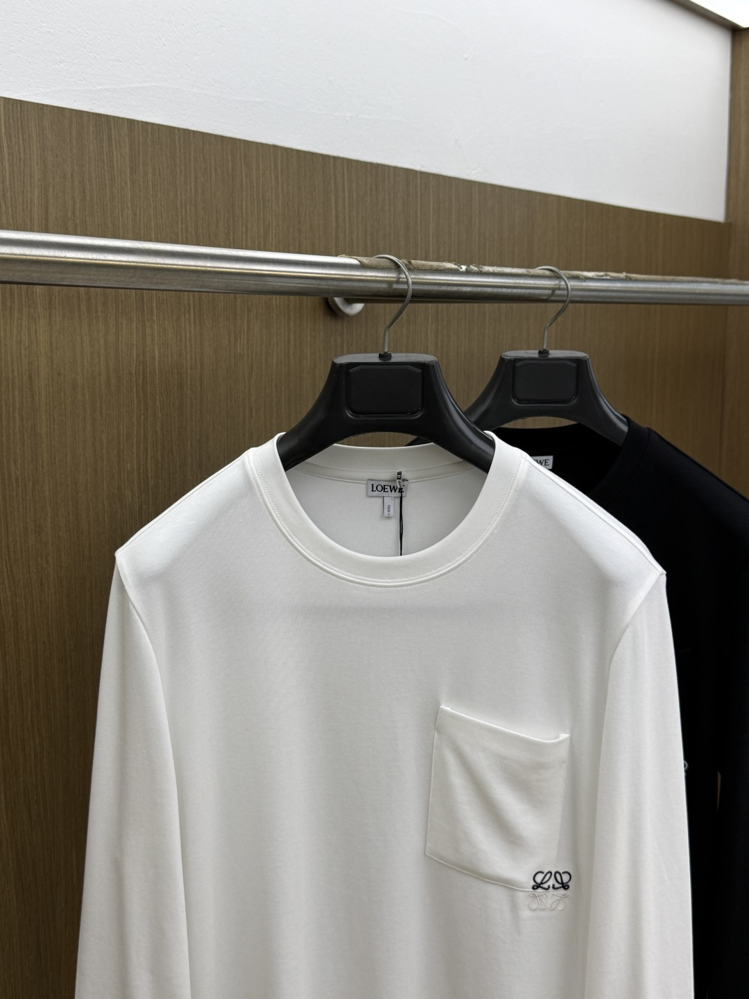 秋冬 LOEWE 经典刺绣logo长袖T恤,短袖采用定制精梳棉面料,肤感舒适 质感十足。定织定染,颜色100%一致。标识 秋冬 LOEWE 经典刺绣logo长袖T恤,短袖采用定制精梳棉面料,肤感舒适 质感十足。定织定染,颜色100%一致。标识