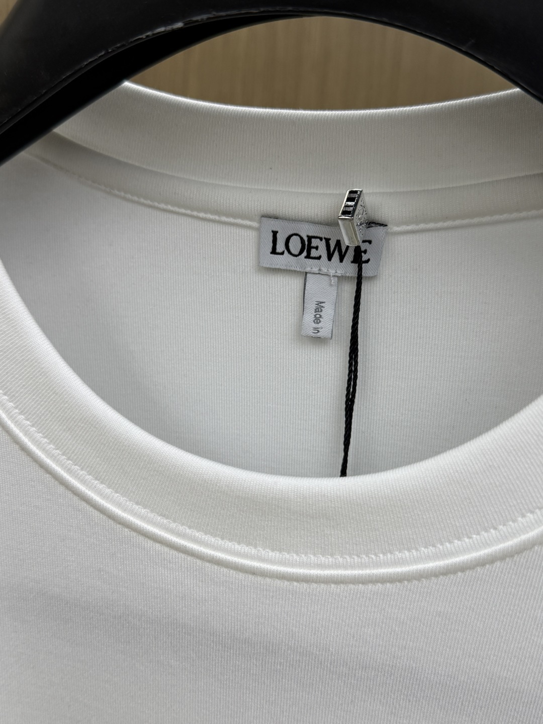秋冬 LOEWE 经典刺绣logo长袖T恤,短袖采用定制精梳棉面料,肤感舒适 质感十足。定织定染,颜色100%一致。标识 秋冬 LOEWE 经典刺绣logo长袖T恤,短袖采用定制精梳棉面料,肤感舒适 质感十足。定织定染,颜色100%一致。标识