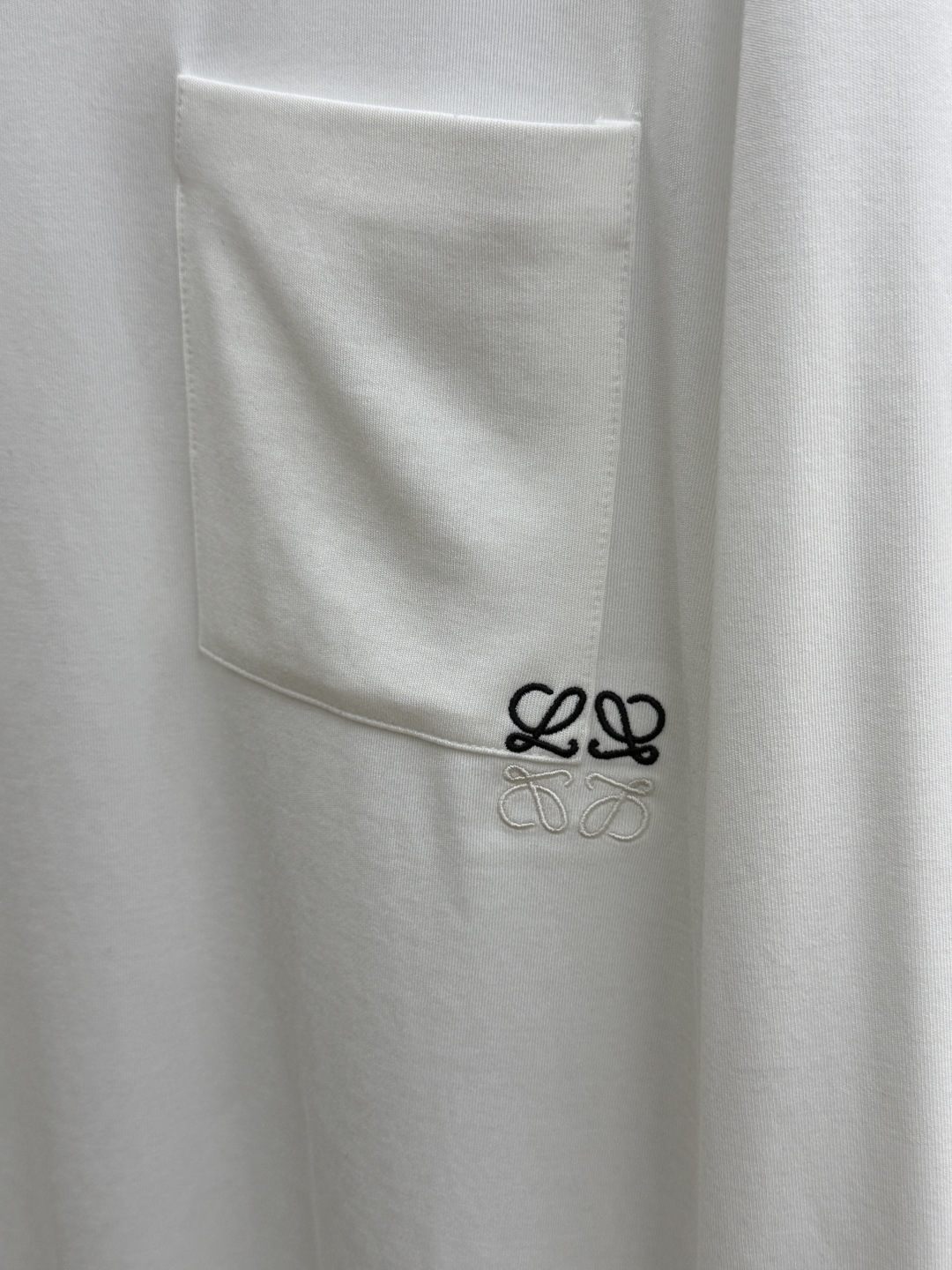 秋冬 LOEWE 经典刺绣logo长袖T恤,短袖采用定制精梳棉面料,肤感舒适 质感十足。定织定染,颜色100%一致。标识 秋冬 LOEWE 经典刺绣logo长袖T恤,短袖采用定制精梳棉面料,肤感舒适 质感十足。定织定染,颜色100%一致。标识