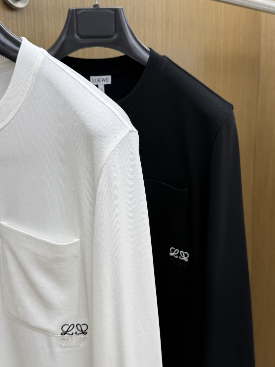 秋冬 LOEWE 经典刺绣logo长袖T恤,短袖采用定制精梳棉面料,肤感舒适 质感十足。定织定染,颜色100%一致。标识 秋冬 LOEWE 经典刺绣logo长袖T恤,短袖采用定制精梳棉面料,肤感舒适 质感十足。定织定染,颜色100%一致。标识