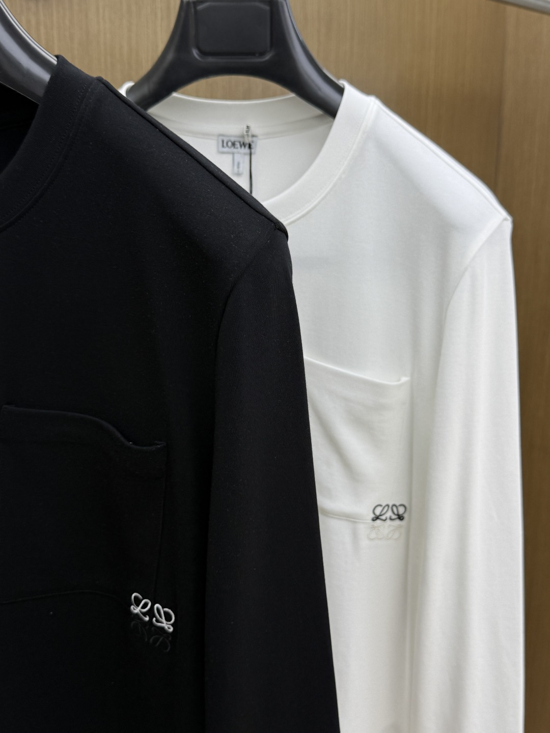秋冬 LOEWE 经典刺绣logo长袖T恤,短袖采用定制精梳棉面料,肤感舒适 质感十足。定织定染,颜色100%一致。标识 秋冬 LOEWE 经典刺绣logo长袖T恤,短袖采用定制精梳棉面料,肤感舒适 质感十足。定织定染,颜色100%一致。标识