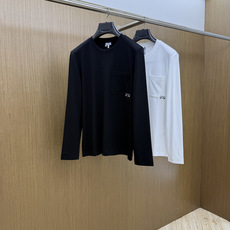 秋冬 LOEWE 经典刺绣logo长袖T恤,短袖采用定制精梳棉面料,肤感舒适 质感十足。定织定染,颜色100%一致。标识 秋冬 LOEWE 经典刺绣logo长袖T恤,短袖采用定制精梳棉面料,肤感舒适 质感十足。定织定染,颜色100%一致。标识