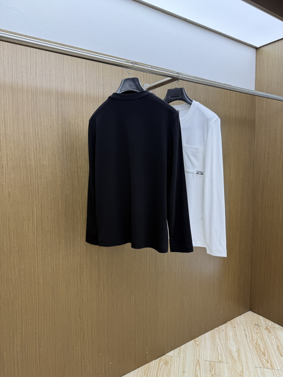 秋冬 LOEWE 经典刺绣logo长袖T恤,短袖采用定制精梳棉面料,肤感舒适 质感十足。定织定染,颜色100%一致。标识 秋冬 LOEWE 经典刺绣logo长袖T恤,短袖采用定制精梳棉面料,肤感舒适 质感十足。定织定染,颜色100%一致。标识