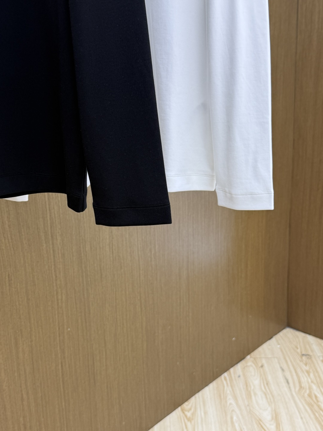 秋冬 LOEWE 经典刺绣logo长袖T恤,短袖采用定制精梳棉面料,肤感舒适 质感十足。定织定染,颜色100%一致。标识 秋冬 LOEWE 经典刺绣logo长袖T恤,短袖采用定制精梳棉面料,肤感舒适 质感十足。定织定染,颜色100%一致。标识
