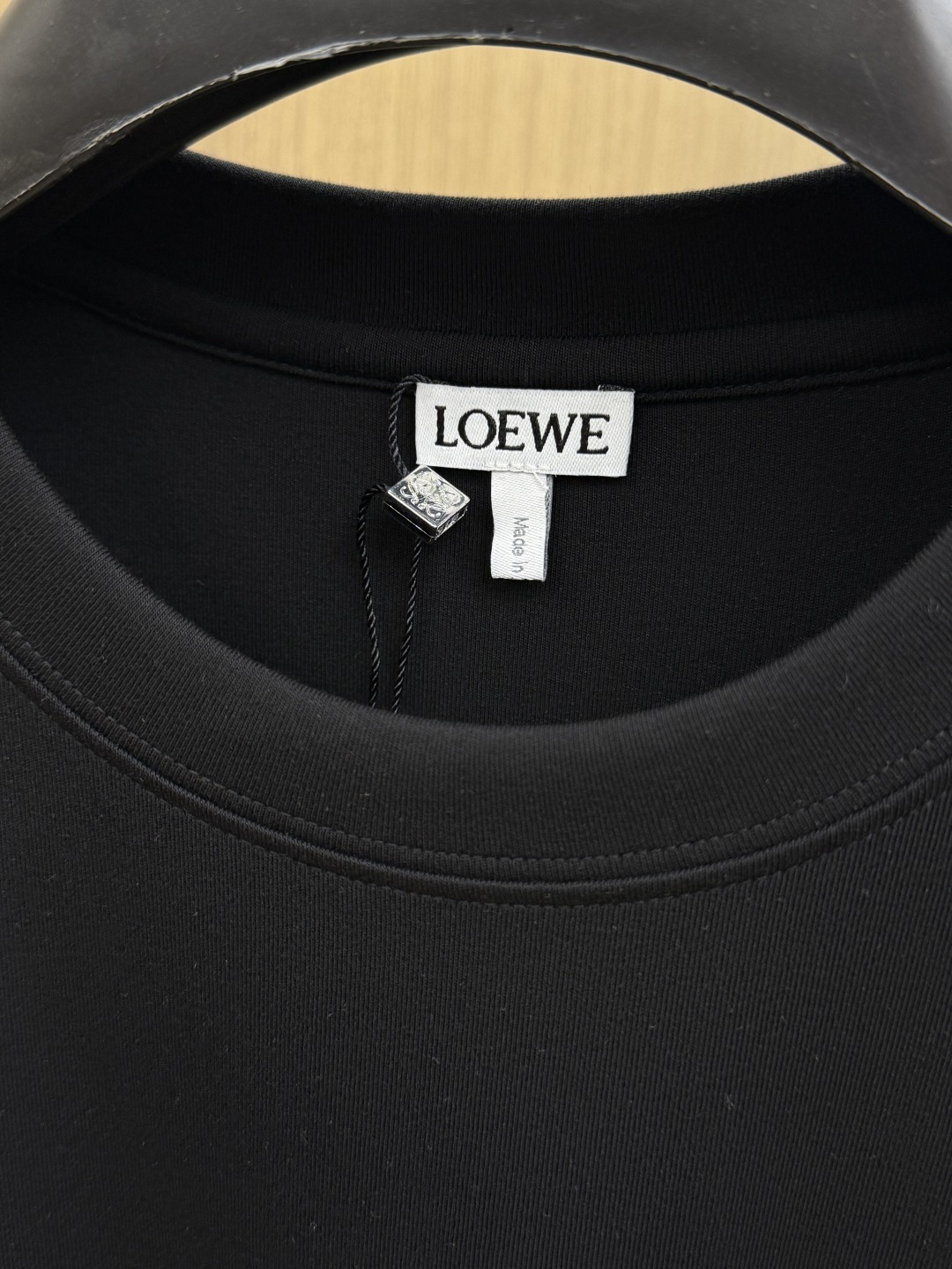 秋冬 LOEWE 经典刺绣logo长袖T恤,短袖采用定制精梳棉面料,肤感舒适 质感十足。定织定染,颜色100%一致。标识 秋冬 LOEWE 经典刺绣logo长袖T恤,短袖采用定制精梳棉面料,肤感舒适 质感十足。定织定染,颜色100%一致。标识
