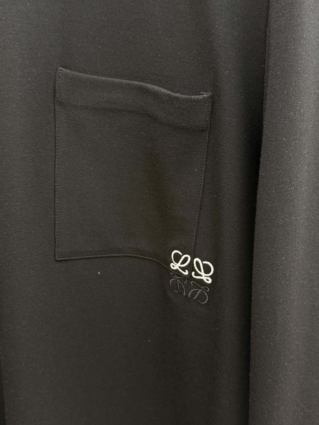 秋冬 LOEWE 经典刺绣logo长袖T恤,短袖采用定制精梳棉面料,肤感舒适 质感十足。定织定染,颜色100%一致。标识 秋冬 LOEWE 经典刺绣logo长袖T恤,短袖采用定制精梳棉面料,肤感舒适 质感十足。定织定染,颜色100%一致。标识