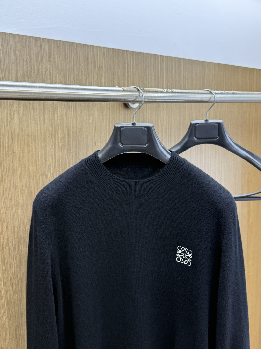 秋冬 Loe 🔥🔥高端品质 2026官网新款男士长袖毛衣 品牌标识剌绣细节logo 进口顶级精纺羊毛毛衣面料 原版一比一