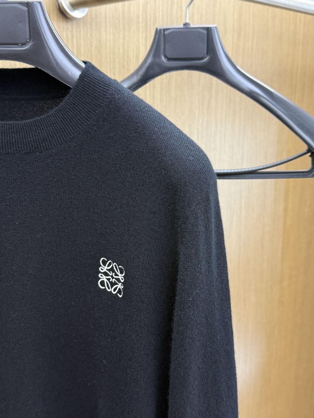 秋冬 Loe 🔥🔥高端品质 2026官网新款男士长袖毛衣 品牌标识剌绣细节logo 进口顶级精纺羊毛毛衣面料 原版一比一