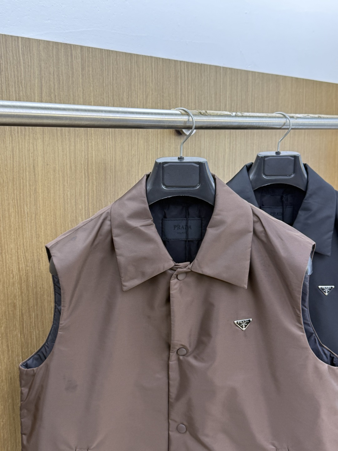 秋冬 Prada26秋冬爆款翻领马甲 Prada这款马甲选用品牌经典版型,面料采用进口100%高密锦纶。挺括有型 秋冬 Prada26秋冬爆款翻领马甲 Prada这款马甲选用品牌经典版型,面料采用进口100%高密锦纶。挺括有型