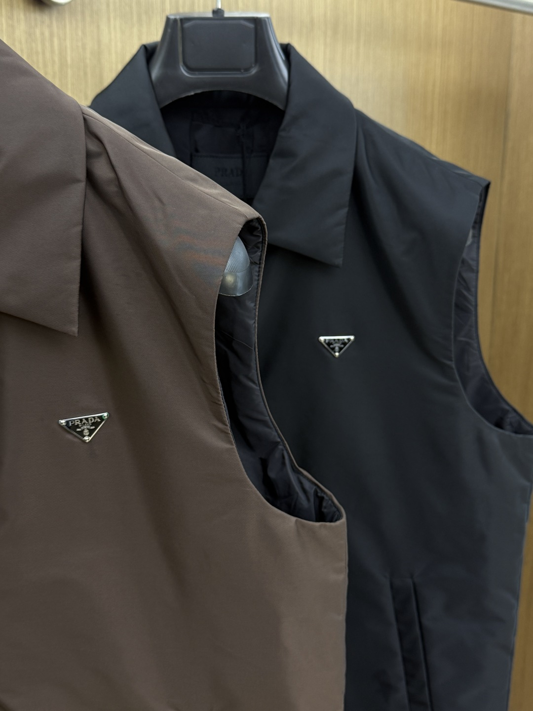 秋冬 Prada26秋冬爆款翻领马甲 Prada这款马甲选用品牌经典版型,面料采用进口100%高密锦纶。挺括有型 秋冬 Prada26秋冬爆款翻领马甲 Prada这款马甲选用品牌经典版型,面料采用进口100%高密锦纶。挺括有型