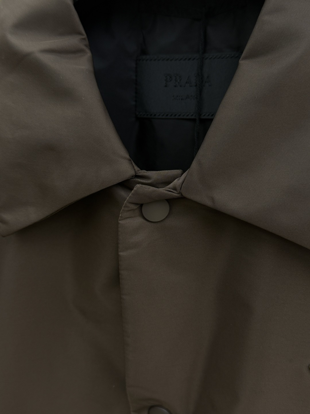 秋冬 Prada26秋冬爆款翻领马甲 Prada这款马甲选用品牌经典版型,面料采用进口100%高密锦纶。挺括有型 秋冬 Prada26秋冬爆款翻领马甲 Prada这款马甲选用品牌经典版型,面料采用进口100%高密锦纶。挺括有型