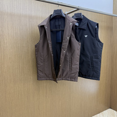 秋冬 Prada26秋冬爆款翻领马甲 Prada这款马甲选用品牌经典版型,面料采用进口100%高密锦纶。挺括有型 秋冬 Prada26秋冬爆款翻领马甲 Prada这款马甲选用品牌经典版型,面料采用进口100%高密锦纶。挺括有型