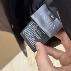 秋冬 Prada26秋冬爆款翻领马甲 Prada这款马甲选用品牌经典版型,面料采用进口100%高密锦纶。挺括有型 秋冬 Prada26秋冬爆款翻领马甲 Prada这款马甲选用品牌经典版型,面料采用进口100%高密锦纶。挺括有型