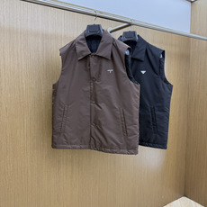 秋冬 Prada26秋冬爆款翻领马甲 Prada这款马甲选用品牌经典版型,面料采用进口100%高密锦纶。挺括有型 秋冬 Prada26秋冬爆款翻领马甲 Prada这款马甲选用品牌经典版型,面料采用进口100%高密锦纶。挺括有型