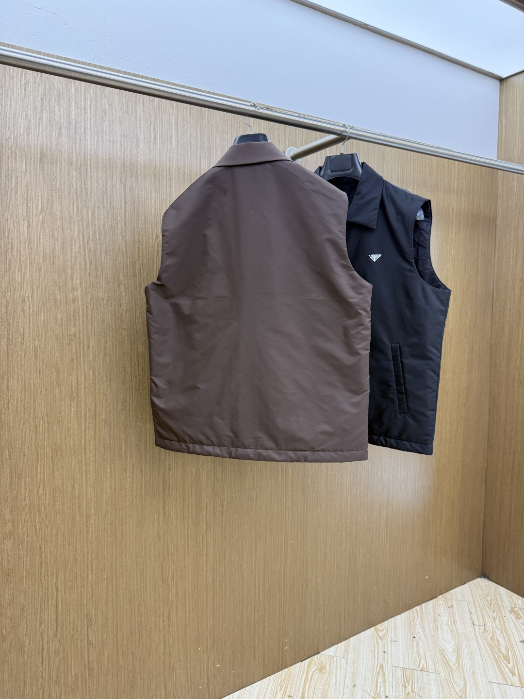 秋冬 Prada26秋冬爆款翻领马甲 Prada这款马甲选用品牌经典版型,面料采用进口100%高密锦纶。挺括有型 秋冬 Prada26秋冬爆款翻领马甲 Prada这款马甲选用品牌经典版型,面料采用进口100%高密锦纶。挺括有型