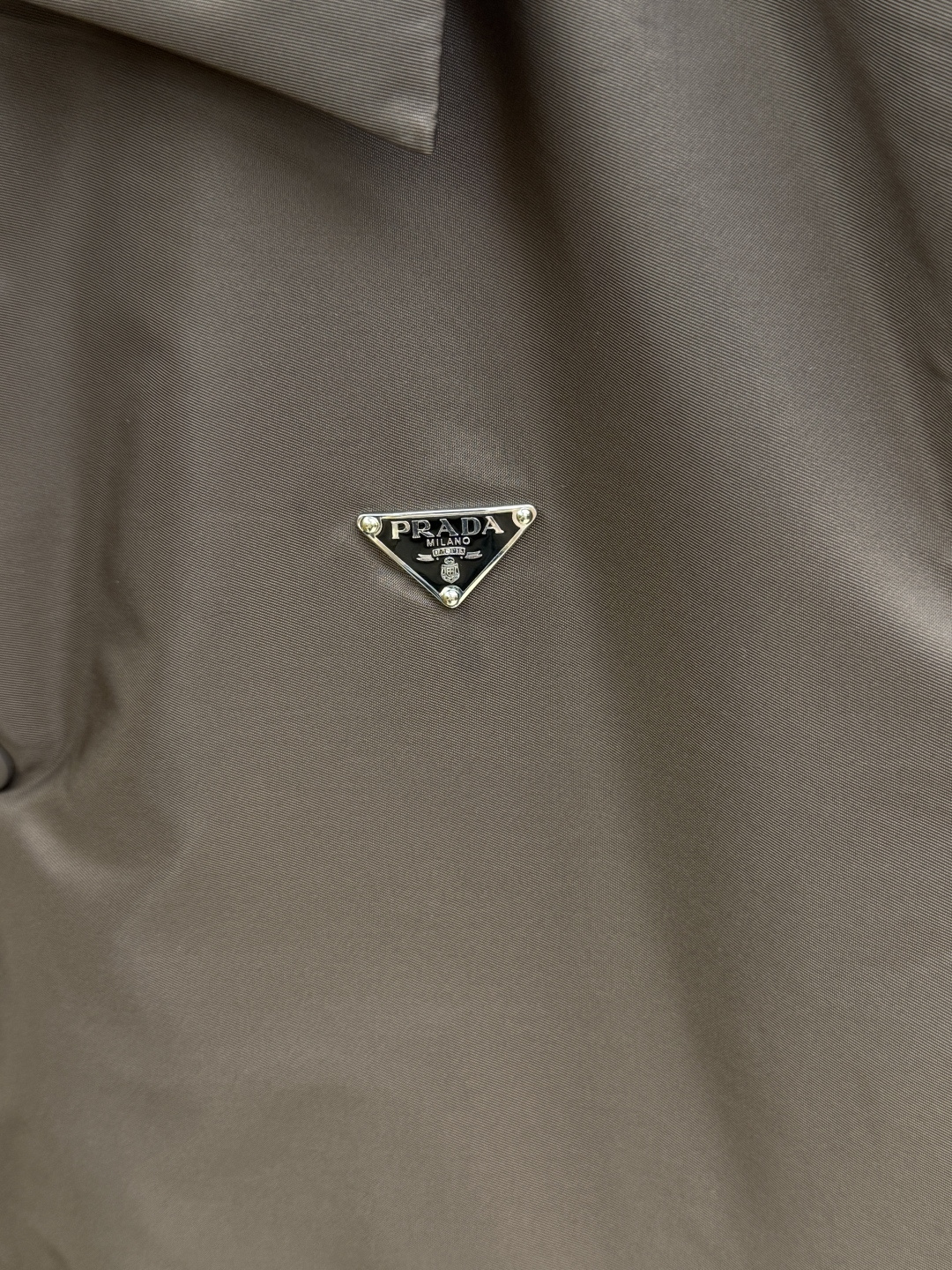 秋冬 Prada26秋冬爆款翻领马甲 Prada这款马甲选用品牌经典版型,面料采用进口100%高密锦纶。挺括有型 秋冬 Prada26秋冬爆款翻领马甲 Prada这款马甲选用品牌经典版型,面料采用进口100%高密锦纶。挺括有型