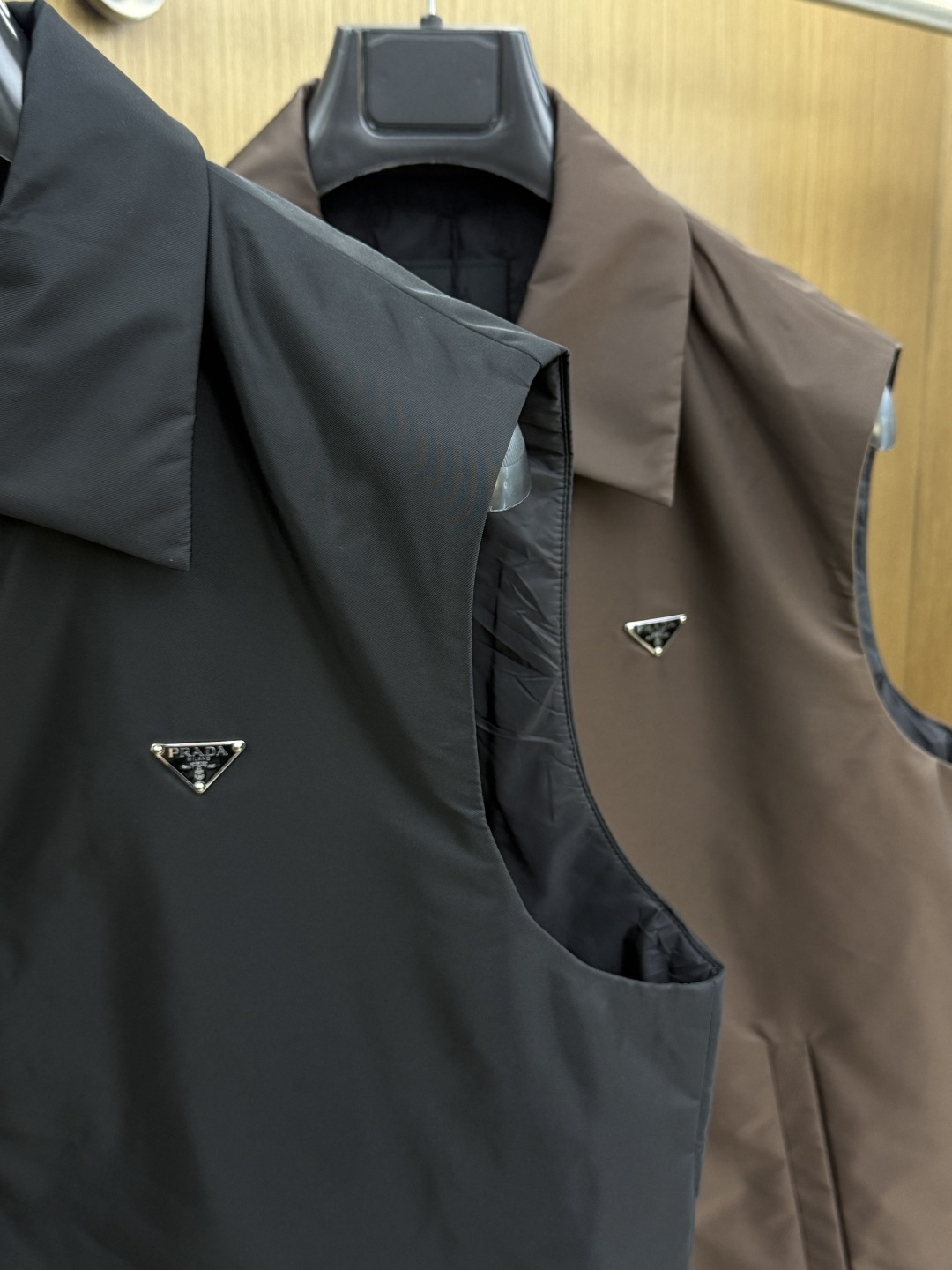 秋冬 Prada26秋冬爆款翻领马甲 Prada这款马甲选用品牌经典版型,面料采用进口100%高密锦纶。挺括有型 秋冬 Prada26秋冬爆款翻领马甲 Prada这款马甲选用品牌经典版型,面料采用进口100%高密锦纶。挺括有型