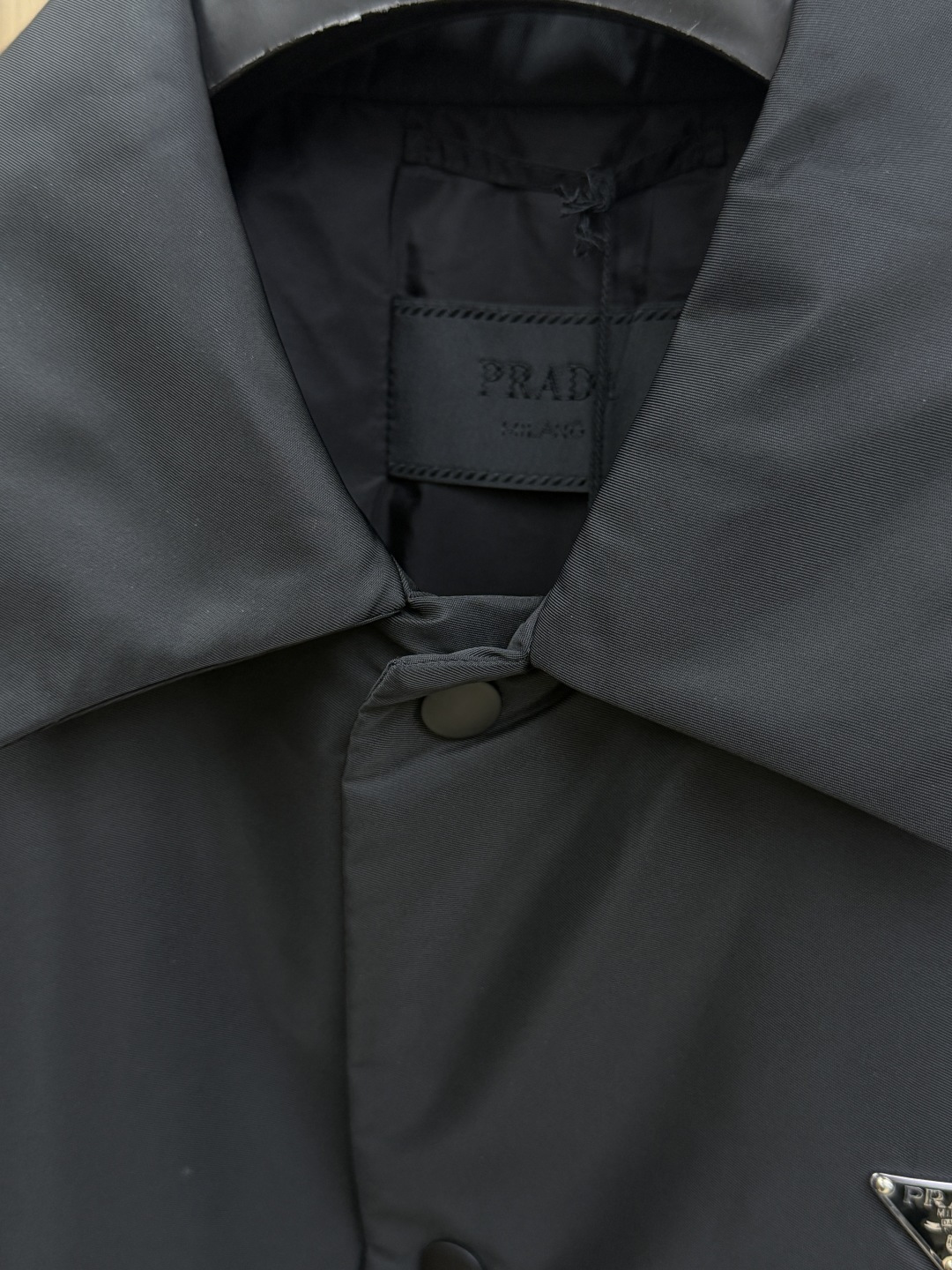 秋冬 Prada26秋冬爆款翻领马甲 Prada这款马甲选用品牌经典版型,面料采用进口100%高密锦纶。挺括有型 秋冬 Prada26秋冬爆款翻领马甲 Prada这款马甲选用品牌经典版型,面料采用进口100%高密锦纶。挺括有型
