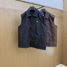 秋冬 Prada26秋冬爆款翻领马甲 Prada这款马甲选用品牌经典版型,面料采用进口100%高密锦纶。挺括有型 秋冬 Prada26秋冬爆款翻领马甲 Prada这款马甲选用品牌经典版型,面料采用进口100%高密锦纶。挺括有型