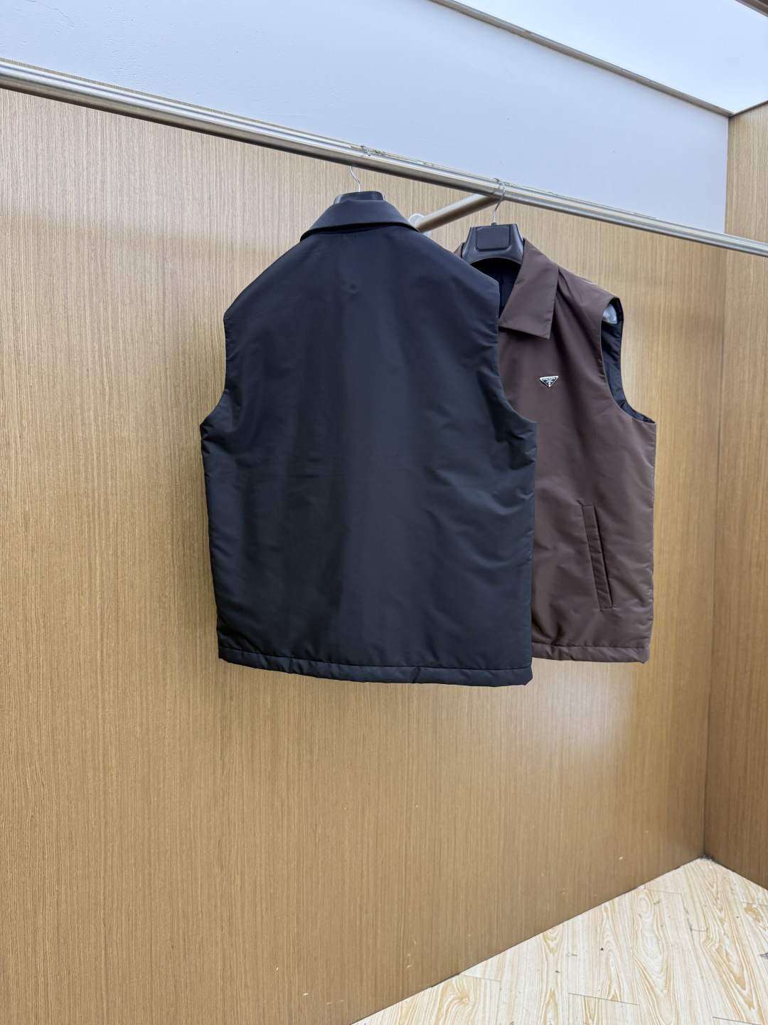 秋冬 Prada26秋冬爆款翻领马甲 Prada这款马甲选用品牌经典版型,面料采用进口100%高密锦纶。挺括有型 秋冬 Prada26秋冬爆款翻领马甲 Prada这款马甲选用品牌经典版型,面料采用进口100%高密锦纶。挺括有型